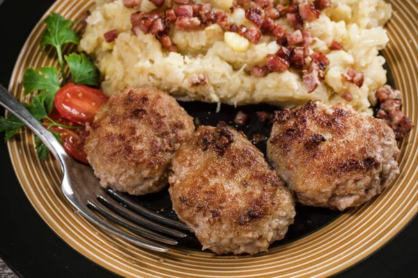 Minced meat cutlets with boiled sauerkraut. — Stock Photo, Image