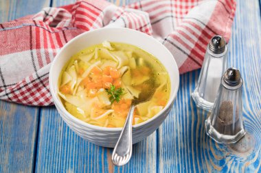 Suyu - bir kase tavuk çorbası.