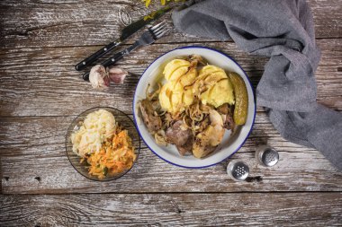 Kızarmış ciğer, soğan ve elma haşlanmış patatesle servis edilir.