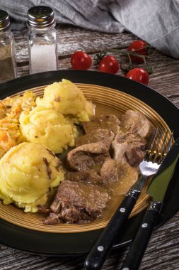 Yabanturpu sosunda haşlanmış domuz dili..