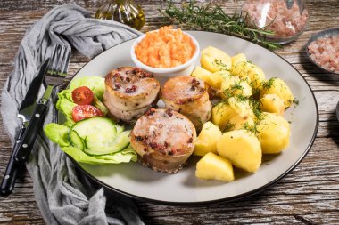 Domuz pastırmasına sarılı domuz filetosu..