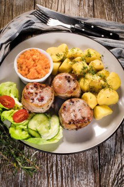 Domuz pastırmasına sarılı domuz filetosu..