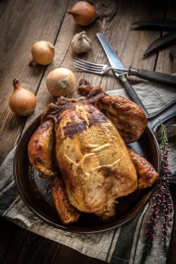 Tabakta kızarmış tavuk..