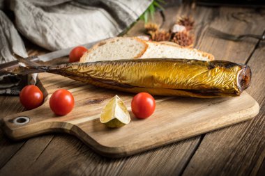 füme uskumru ve ekmek.