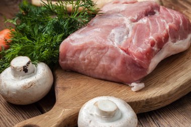 Bir kesme tahtası üzerinde ham bel.