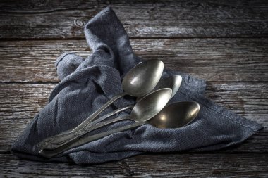 Birkaç eski gümüş kaşık..