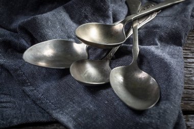 Birkaç eski gümüş kaşık..