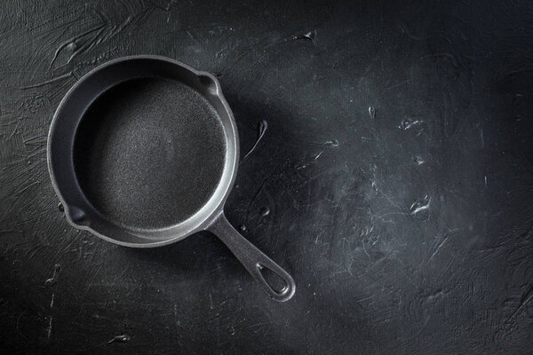 Маленькая чугунная сковорода. Вид сверху
.