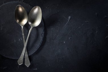 Birkaç eski gümüş kaşık..