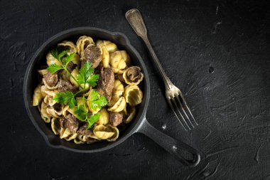 Biftek soslu İtalyan makarna kabuğu.