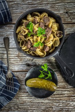 Biftek soslu İtalyan makarna kabukları dökme demir tavada..