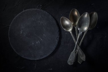 Birkaç eski gümüş kaşık..