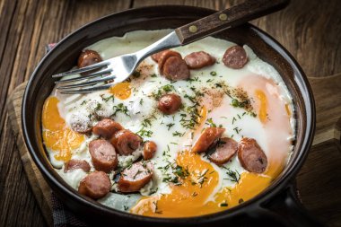 Yumurta ile doğranmış sosis pişmiş lezzetli.