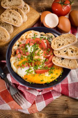 Domates ile ev yapımı kahvaltı kızarmış yumurta.