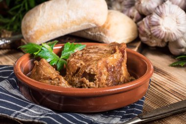 Bir parça domuz budu..