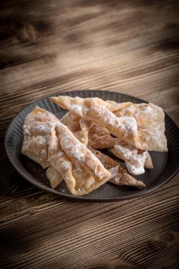 Faworki - geleneksel Lehçe çıtır çıtır tatlı.