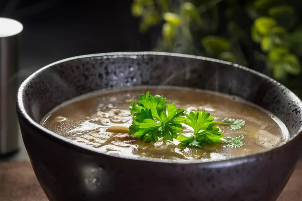 Sopa de champiñones caliente con fideos. Pequeña profundidad de campo . —  Fotos de Stock