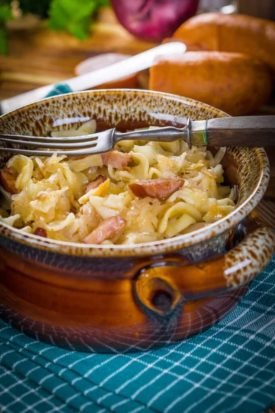 Nudeln mit Sauerkraut und Wurst. — Stockfoto