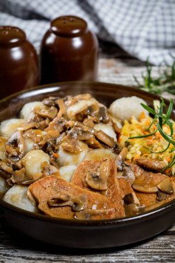 Parlak bir mantar sos haşlanmış domuz pirzolası.