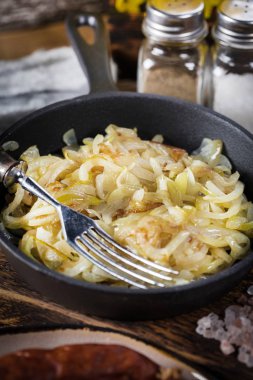 Dökme demir tavada kızarmış soğan..