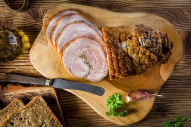 Lezzetli kahvaltı. Fırında domuz pastırmalı siyah ekmek..