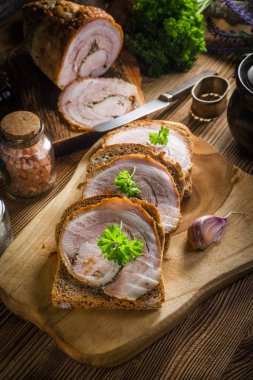 Lezzetli kahvaltı. Fırında domuz pastırmalı siyah ekmek..