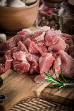 çiğ et güveç için doğranmış.