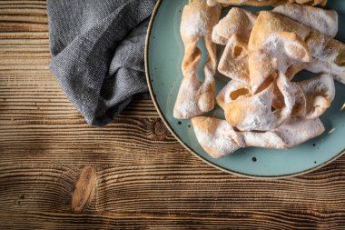 Faworki pudra şekeri ile dekore edilmiştir. Seçici odak.