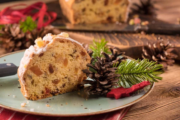 Traditionele Kerstcake Met Gekonfijte Vruchten Rozijnen Fruit Ondiepe Scherptediepte — Stockfoto