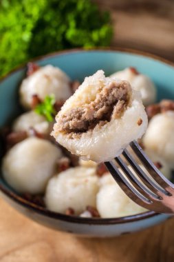 Kızarmış soğan ve grev otu ile doldurulmuş patates köftesi..