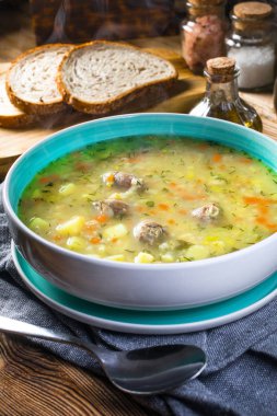 Sebzeli Polonya arpa çorbası ve tavuk kalbi - krupnik.