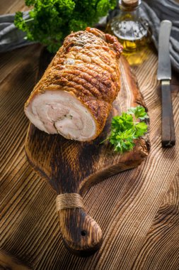 Fırında domuz pastırması ve ahşap kesim tahtasında baharatlar..