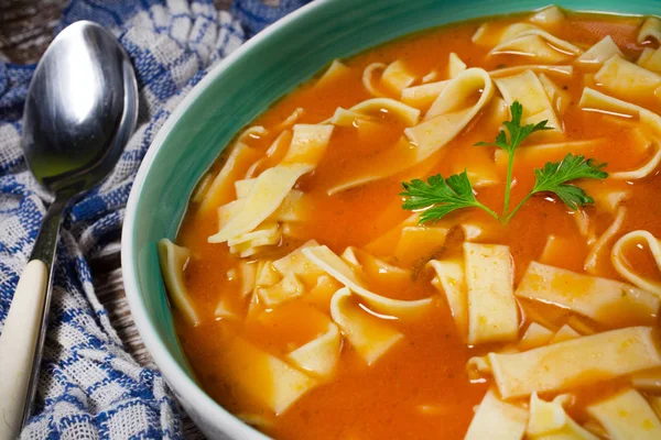 Minestra Pomodoro Con Tagliatelle Una Ciotola Tavolo Legno — Foto Stock