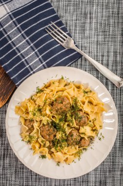 Domuz eti köfte ve Dereotu soslu tagliatelle makarna. Üstten görünüm.