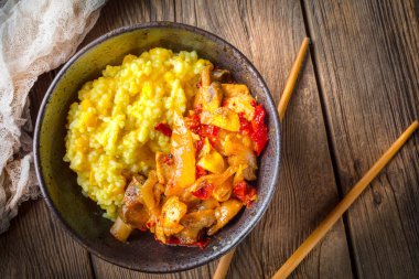 Tahta masada tavuk ve sebzeli safran pilavı..