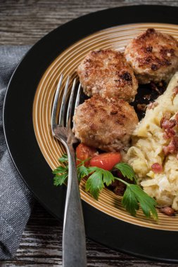 Tahta masada haşlanmış lahana turşulu kıymalı pirzola..