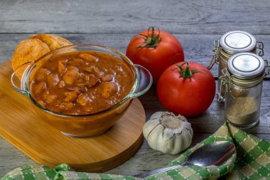 Domates soslu sokup servis haşlanmış fasulye.