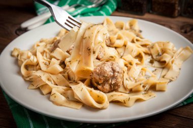 Domuz eti köfte ve dereotu soslu tagliatelle makarna. Seçici odak.