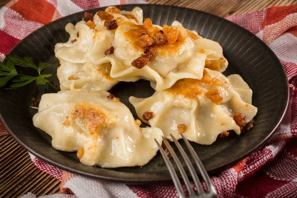 Bolinhos Fritos Pierogi Com Recheio Carne Polvilhado Com Torresmos — Fotografia de Stock