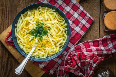 Çorba. Erişteli tavuk çorbası..