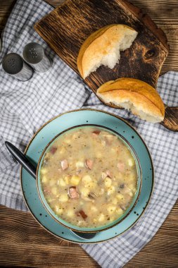 Sosis ve patatesli çavdar unundan yapılan ekşi çorba. Küçük alan derinliği.
