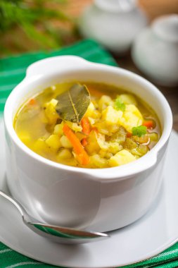 Salatalık beyaz bir kase sebze çorbası. Küçük alan derinliği.