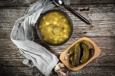 Vejetaryen salatalık çorbası. Üst görünüm.