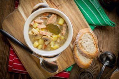 Çavdar unundan yapılmış ekşi çorba. Seçici odak.