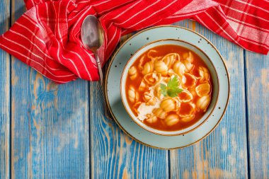 Taze domates çorbası ve kase içinde conchigliette..