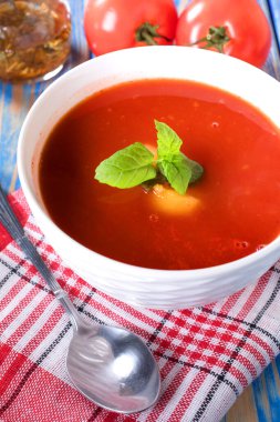 Tahta masada domates çorbası. Seçici odaklama.