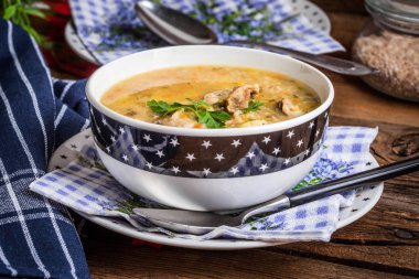 Geleneksel çorba, arpa ve tavuk var. 