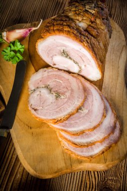 Lezzetli kahvaltı. Pastırmalı siyah ekmek..