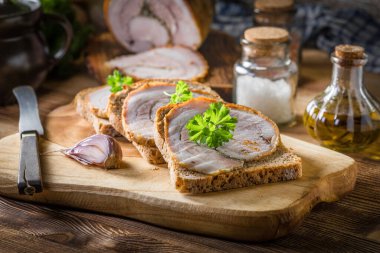 Lezzetli kahvaltı. Pastırmalı siyah ekmek..