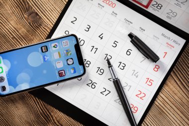 KATOWICE, POLAND - 23 Şubat 2020: Apple ve takvimden akıllı telefon iPhone XS.